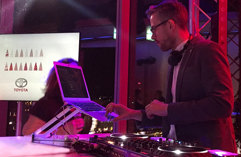 Jonas Moser als DJ bei einer Firmenweihnachtsfeier